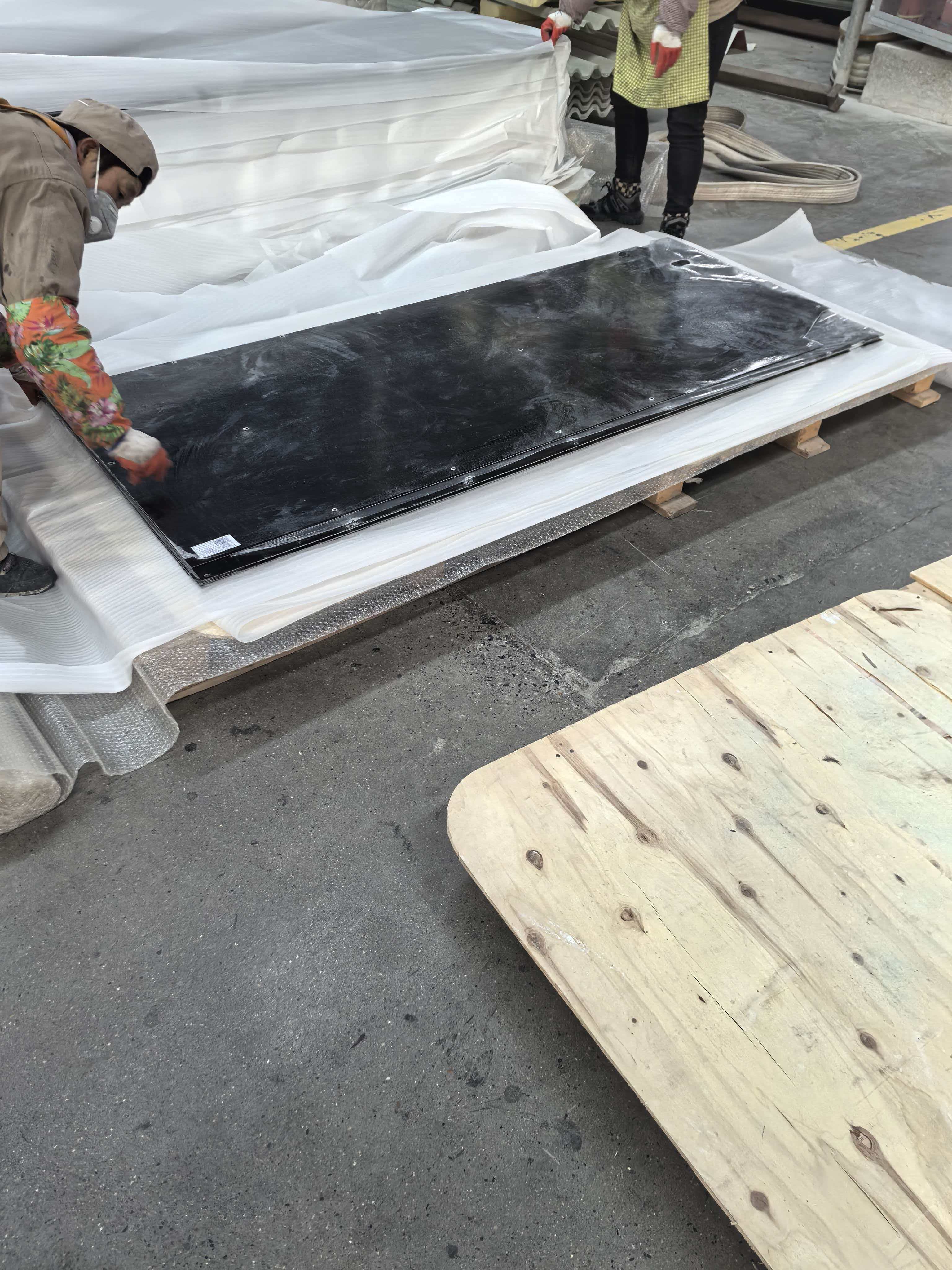 复合材料电池蒙皮板产品包装现场